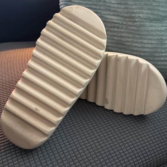 Yeezy adidas slides - Picture 3 of 4